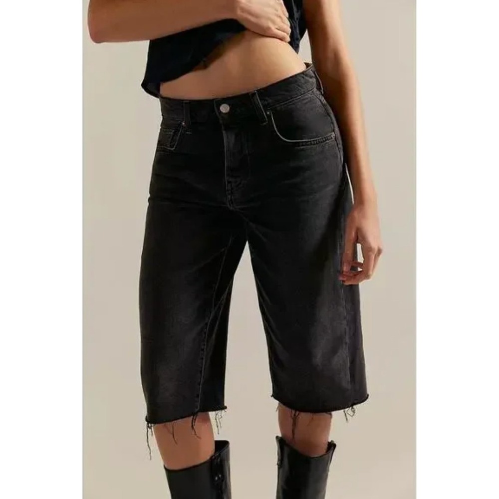 NWT WE THE FREE Distressed Black Pedal Pusher Jeans Frayed Edge Size 27 Relaxed - Picture 3 of 9